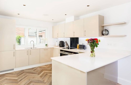 Tiddington House | CV37 7FA 9 Sid Courtney Way, Tiddington · Large & Modern 4Bed Family Home | Pass The Keys