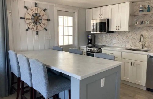 Hampton Cottage | Updated beach cottage with plenty of amenities and 4 parking spots!