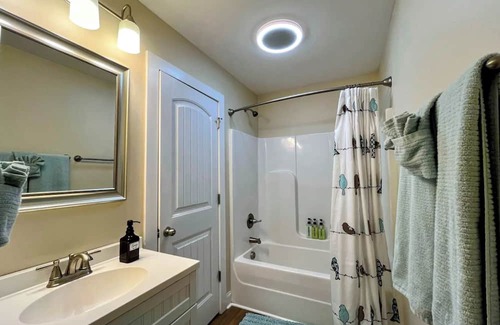 Landrum House | Downtown Landrum Cute 2/2 Cottage