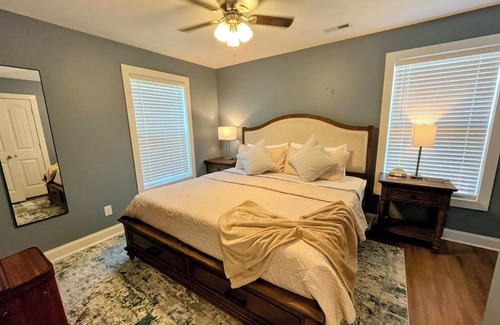 Landrum House | Downtown Landrum Cute 2/2 Cottage