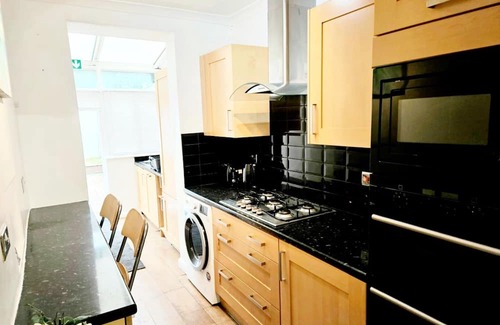 Broad Green House | Cosy Single Room 10 mins from vibrant East Croydon!