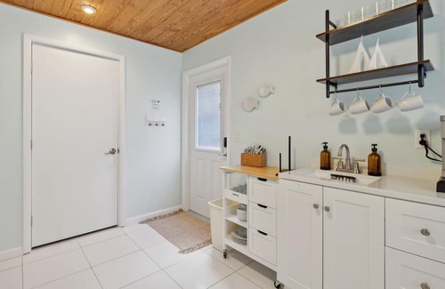 Stuart House | Cozy Stuart City Studio Retreat Home by RedAwning