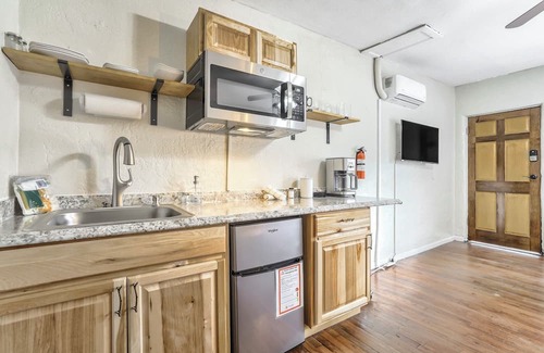 West Colorado Springs Apartment | Explore & Relax: Pet-Friendly Studio in Historic Old Colorado City, Steps from Outdoor Adventures