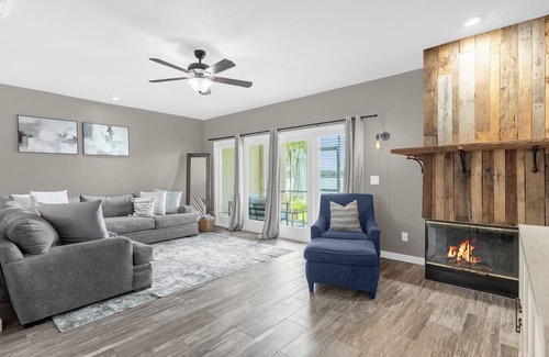 Clermont House | Lakefront, Patio 3 bedroom