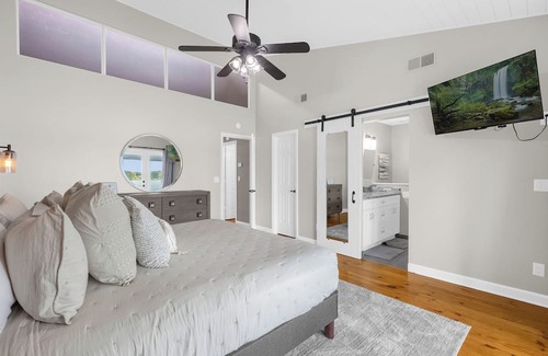 Clermont House | Lakefront, Patio 3 bedroom