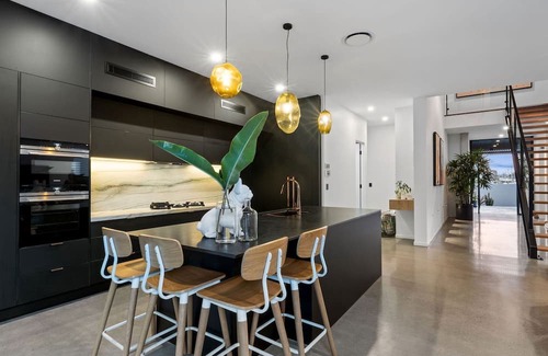 Warana House | Luxurious Waterfront Home
