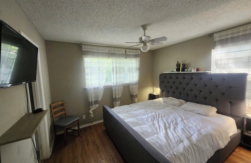 East Congress House | LOCATION LOCATION LOCATION! Austin home w/ Pool, FULLGYM, IceBath & PaddleBoards