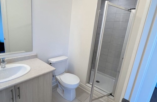 Richmond Hill House | 2 entire bedrooms with 2 private bathrooms