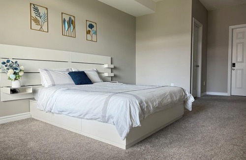 Guelph House | Entire Luxury Condo Townhouse