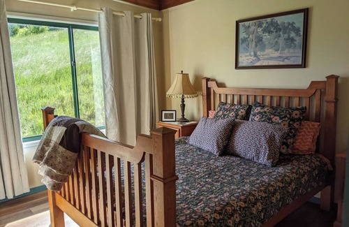 Omeo Cottage | High country cottage, majestic views & fireplace