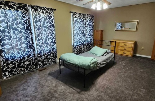 Ajax House | Superb 4-bedroom house in charming Ajax with WiFi, AC, Beach near the Lake,Trail