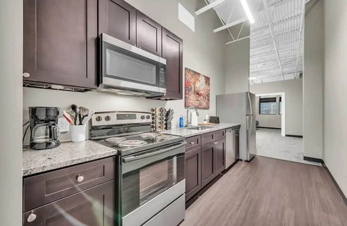 Waldron Apartment | Modern Industrial Loft Near Airport High-SpeedWiFi