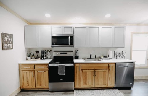 Elizabethtown House | NEW LISTING! Ranch Retreat Haven: Spacious 3BR Guest House by RedAwning