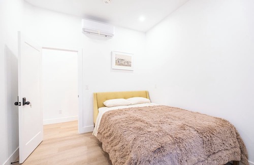 Davenport House | New Queen Suite with Private Bathroom in central Tor, tree-lined neighborhood