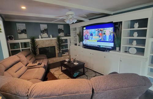 Portsmouth House | Charming 2-bedroom house in Portsmouth with Wi-Fi, AC, Pool, and pool table.