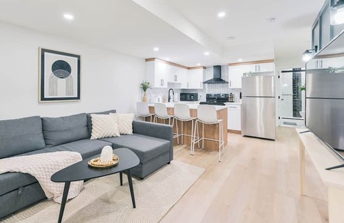 Calgary House | 10 Guests | Mins to Airport | King Bed | Dbl Grg