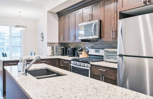 Calgary House | 10 Guests | Mins to Airport | King Bed | Dbl Grg