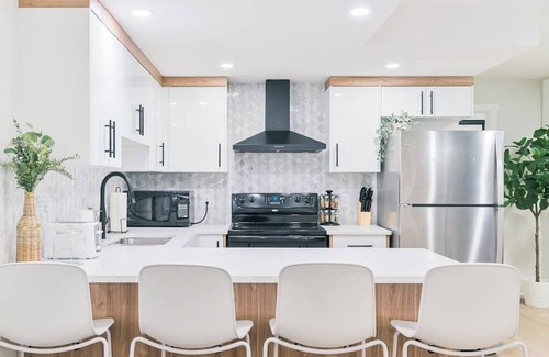 Calgary House | 10 Guests | Mins to Airport | King Bed | Dbl Grg