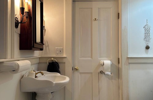 Sutton House | Waterfront Creative Retreat