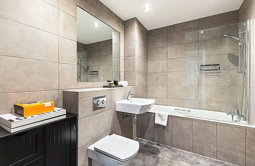 De Beauvoir Apartment | Stylish and Sleek East London Retreat