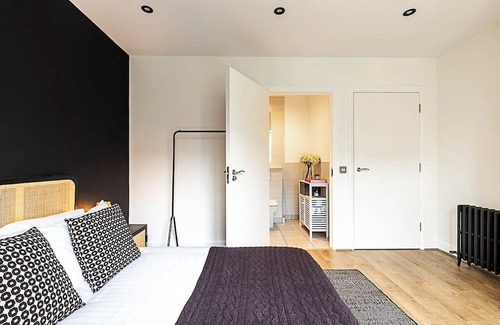 De Beauvoir Apartment | Stylish and Sleek East London Retreat