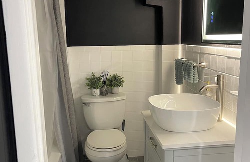 Carteret House | Private 1-bdr, 1 bath, Home Theatre, Bar, Kitchen, Near NYC