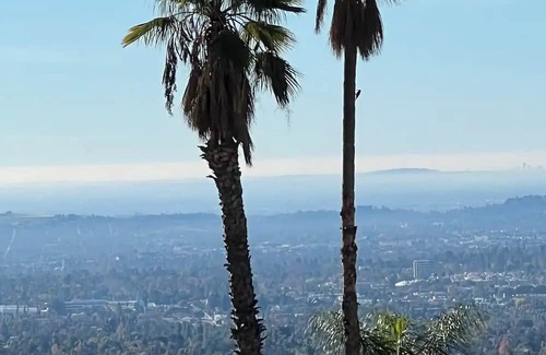 Altadena House | Charming 2-bedroom house in beautiful Altadena with AC, WiFi, fitness room