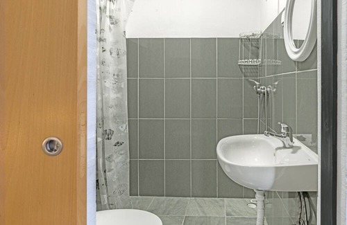 Sines House | Private Bedroom 'Quarto Triplo 2' with Private Terrace and Wi-Fi