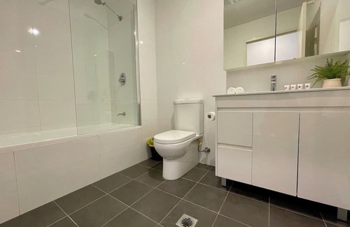 Wolli Creek Apartment | Stylish 2B Retreat Near Airport