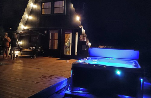Shohola Cabin | CHARMING A-FRAME CABIN BY THE LAKE w/FULL AMENITIES, PET/FAMILY FRIENDLY!