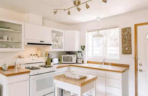 Edgemoor House | The Nest on Hawthorne- Charming 2BR in Fairhaven
