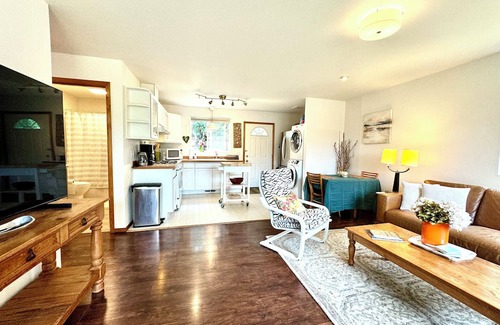 Edgemoor House | The Nest on Hawthorne- Charming 2BR in Fairhaven