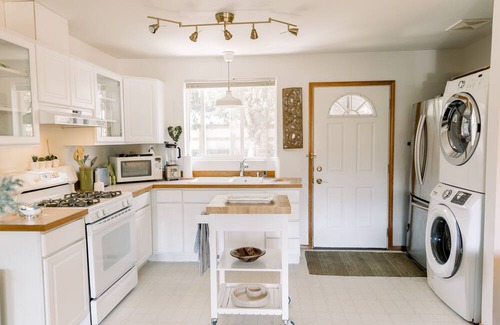 Edgemoor House | The Nest on Hawthorne- Charming 2BR in Fairhaven