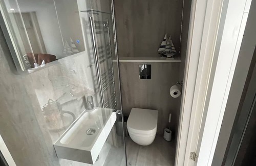 Netley Apartment | Stunning studio, hot tub, private garden, lovely patio