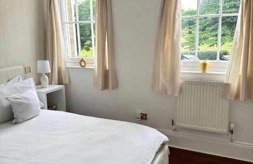 Coppetts Apartment | Luxurious Apartment in Private Estate