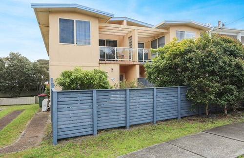 Hawks Nest House | Opposite Bennetts Beach