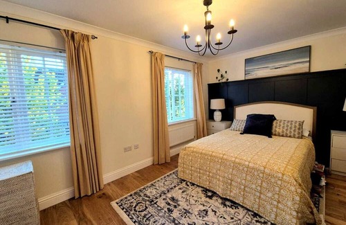 Winchester House | Spacious town house within walking distance of Winchester town centre