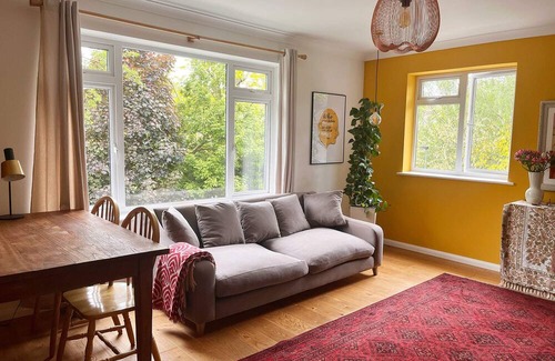 Copers Cope Apartment | Beautiful 2BR Flat in Beckenham with Garden Views