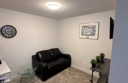 Lethbridge House | Cozy, safe, quiet suite less than 5 mins away from Uni. of Lethbridge