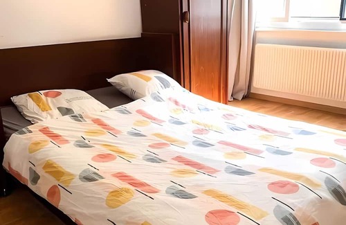 Vallorbe Bed & Breakfast | Chambre privée de 20m2 avec rangement, avec une salle de bain & cuisine partagée