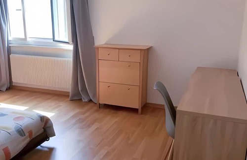 Vallorbe Bed & Breakfast | Chambre privée de 20m2 avec rangement, avec une salle de bain & cuisine partagée