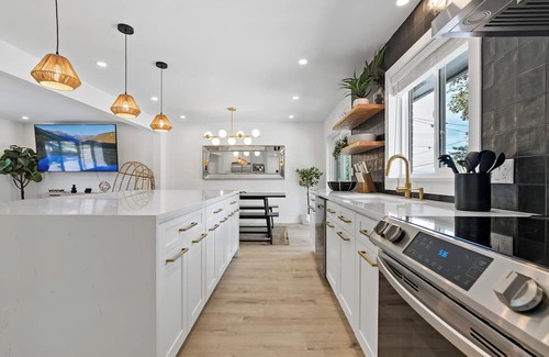 Scenic Heights House | 5 Beds 4 Baths.15 Mins to DT Denver. Property in Arvada with many amenities!