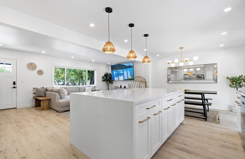 Scenic Heights House | 5 Beds 4 Baths.15 Mins to DT Denver. Property in Arvada with many amenities!