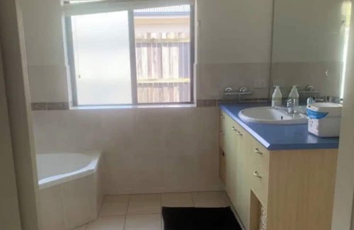 Cashmere House | Private Room in quiet Cashmere, Moreton Bay