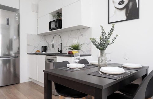 Praga Apartment | Spacious Apartment for 4 by Renters