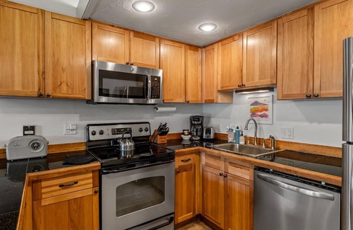 Steamboat Springs Condo | True Ski In/Out+HotTub-Pool-Gym-FreeShuttle-Wood Fireplace-Private Grill/Patio/Ski Locker-JustListed