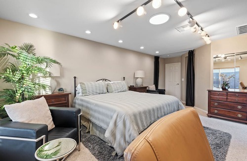 Henderson House | Spacious single story 4-bedroom house with WiFi and AC in pleasant Henderson