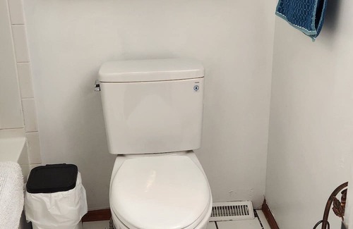 Lake Hopatcong House | Cozy 1-bedroom small house steps aways from restaurants and beautiful Lake view