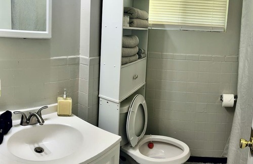 West Akron House | Glamorous 3-bedroom house with WiFi, AC in fabulous Akron