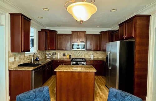 Knight Park House | New! 3BR 2.5BA + Pickleball Court in West Midtown!